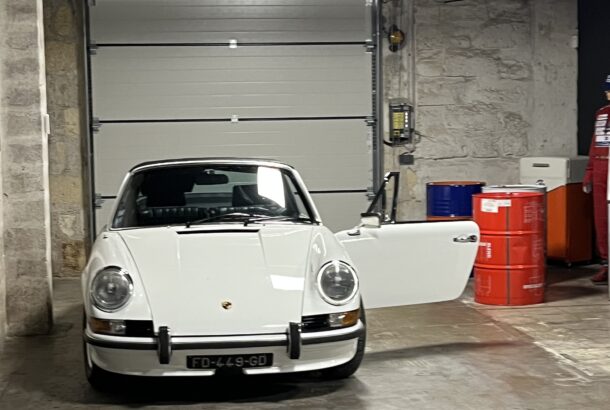 Porsche targa vu de face avec porte conducteur ouverte