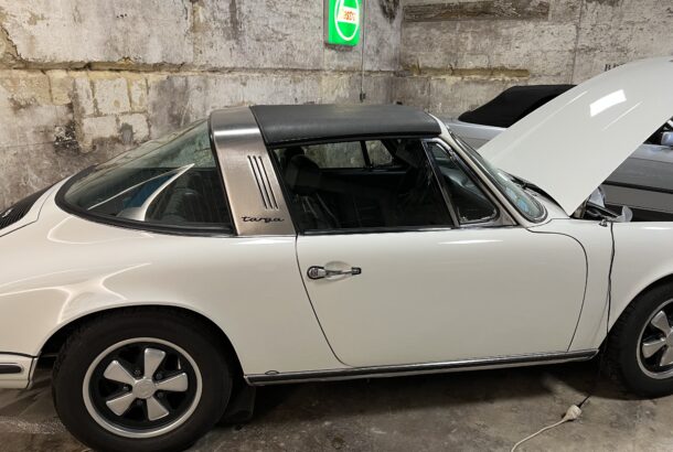 Porsche targa avec capot ouvert de profil