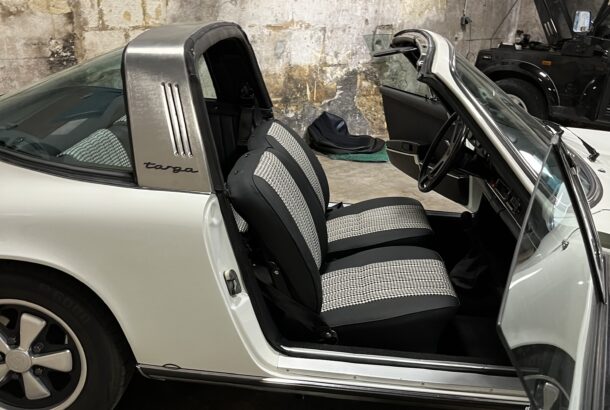 Porsche targa vu de profil portes ouvertes toit enleve