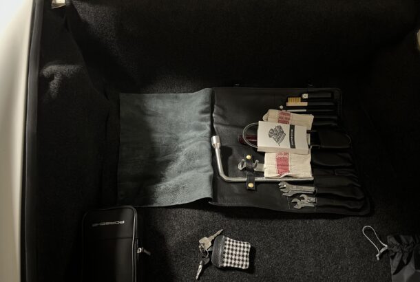 Porsche targa trousse a outils ouverte dans le coffre