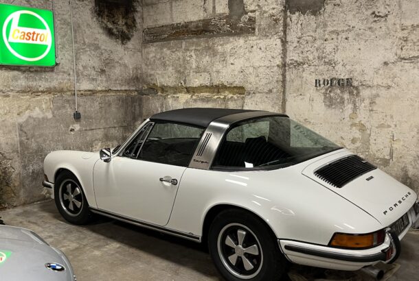 Porsche dans garage photographie de profil