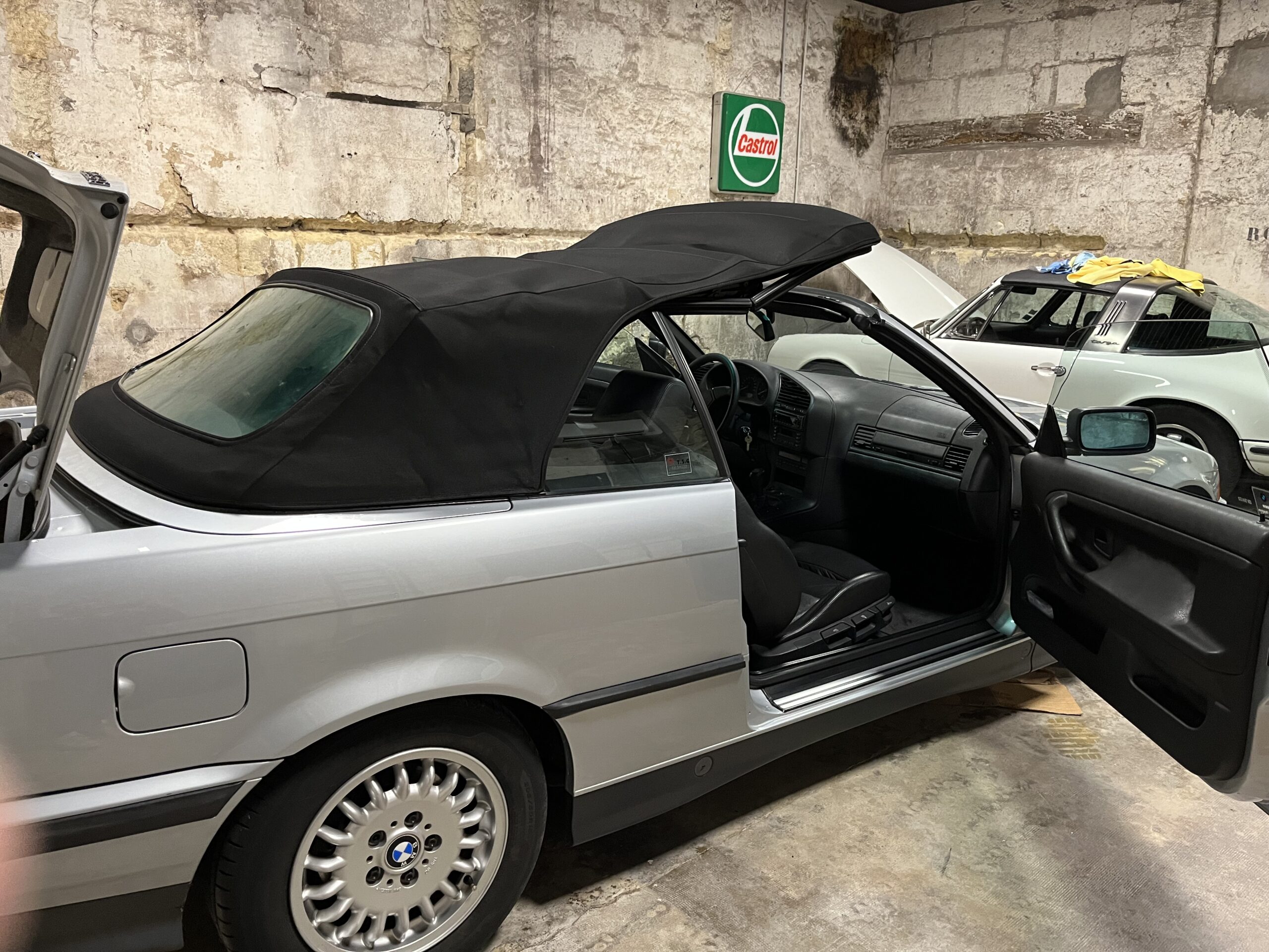 bmw cabrio photos de TRois quart arriere avec en fond une porsche
