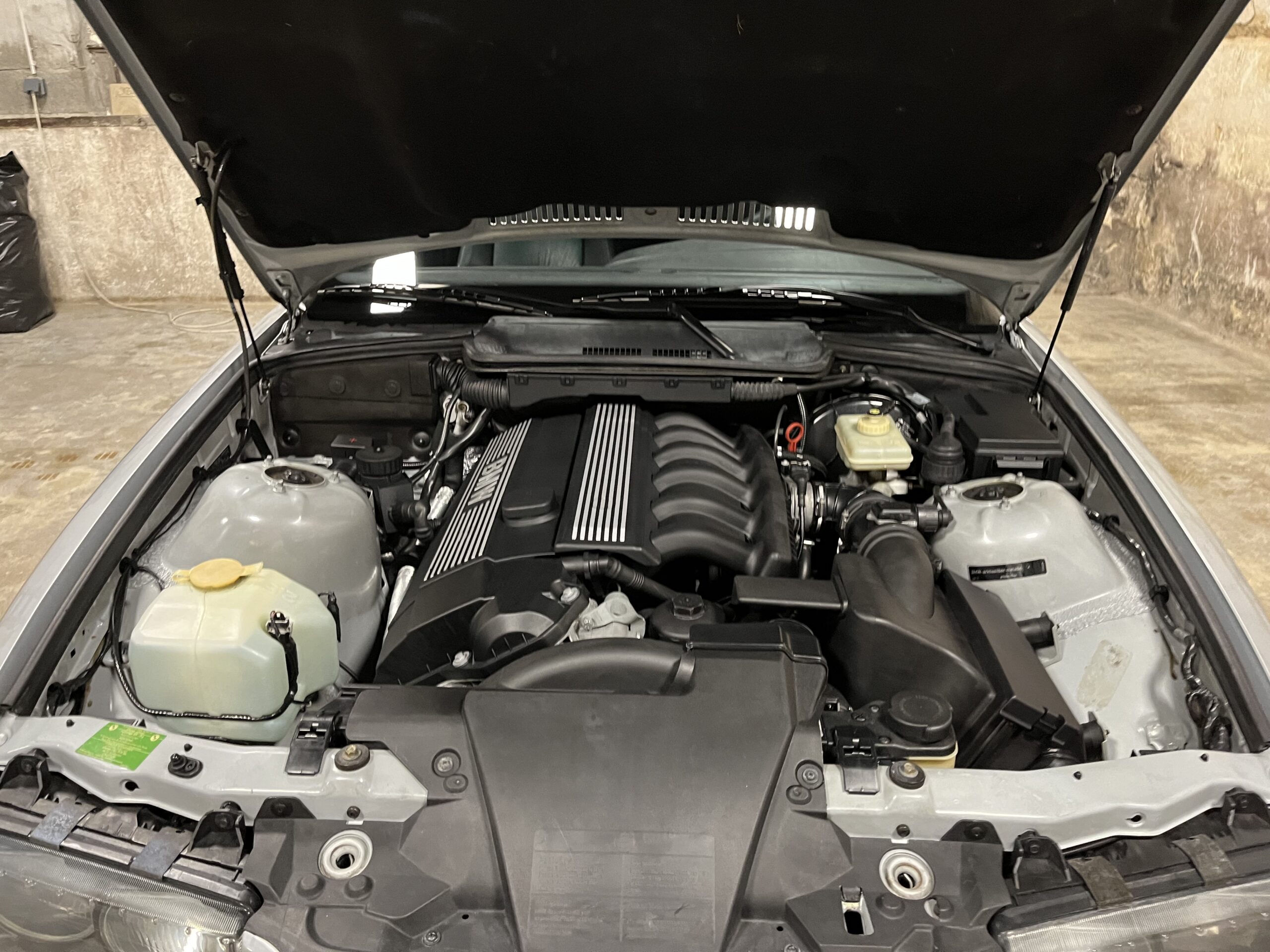 bmw cabrio vue du moteur 6 cylindres en gros plan