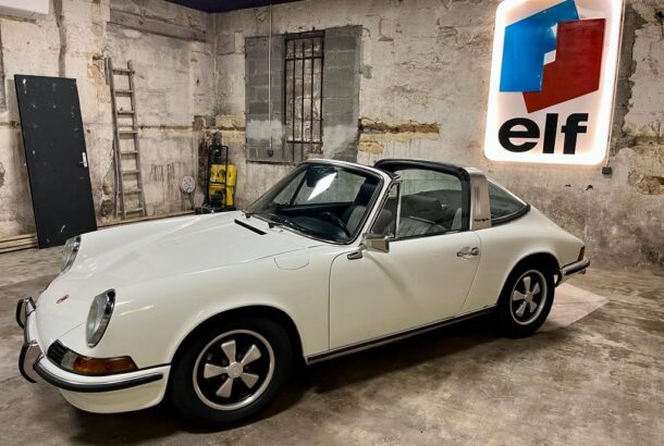 porsche targa prise de TROIS QUART avec toit targa retirée devant panneau ELF