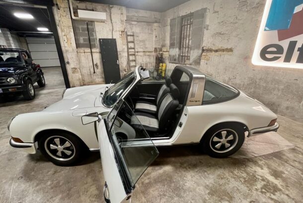 porsche targa sieges remontés porte avant ouverte devant panneau elf