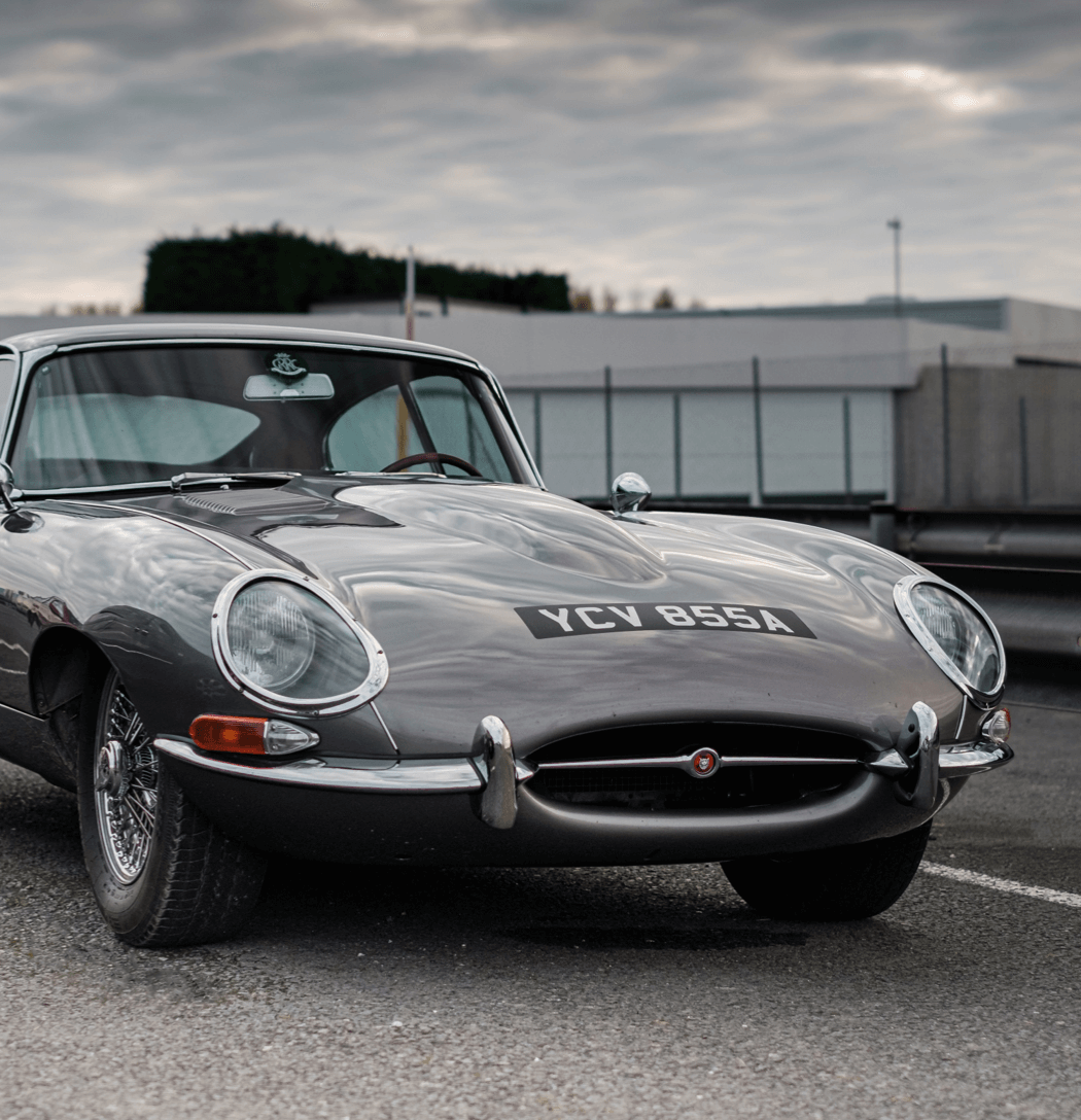 Jaguar type E grise sur un parking