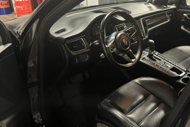 INTERIEUR VUE DE PROFIL MACAN