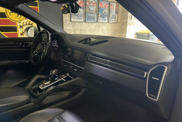 VUE INTERIEUR PORSCHE CAYENNE COUPE TABLEAU DE BORD CUIR SURPIQURE JAUNE VITESSE