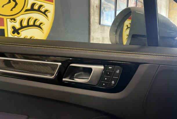 PORSCHE CAYENNE CRAIE IMAGE INTERIEUR PORTE INTERIEUR TOUT CUIR AVEC SURPIQURE JAUNE VITESSE